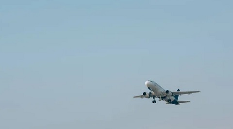 La organización de consumidores, Facua, recuerda sus derechos a los viajeros de tren y avión durante estas vacaciones avion despegando
