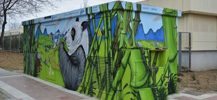Osos panda en el transformador de la avenida Madrid con calle Melilla mural-osos-panda-la-family