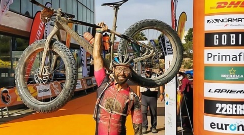 El ciclista torrejonero Christian Silva, amputado de su brazo izquierdo, termina con éxito su segunda participación en la Titan Desert christian silva titan desert 2020