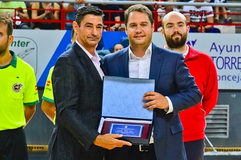 José Manuel Saorín, presidente de Movistar Inter, recibiendo una placa de parte del alcalde de Torrejón de Ardoz, Ignacio Vázquez movistar inter partido presentacion 1