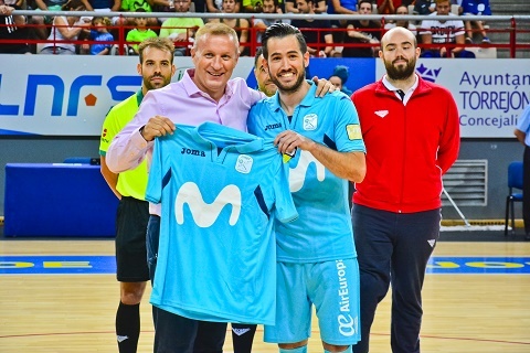 El concejal de Deportes, José Miguel Martín Criado, recibió una camiseta por parte del club movistar inter partido presentacion 2