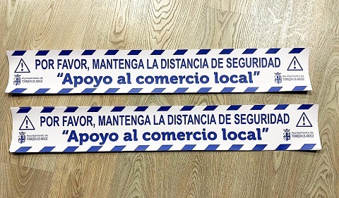 El Ayuntamiento de Torrejón de Ardoz distribuye bandas de señalización a los comercios para respetar la distancia de seguridad bandas distancia seguridad comercio