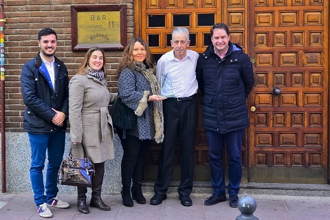 Trayectoria comercial, dotado con 100 euros y trofeo de cristal a Restaurante Redondo premios concurso escaparates 2016 2