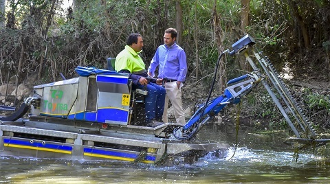 Comienza su trabajo contra los mosquitos el barco anfibio en los márgenes del río Henares a su paso por Torrejón de Ardoz barco anfibio 2019