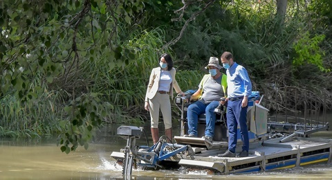 Se intensifican los trabajos para luchar contra los mosquitos en Torrejón de Ardoz barco anfibio 2020