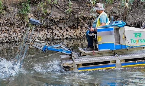 El Ayuntamiento de Torrejón de Ardoz vuelve a poner en marcha el barco anfibio para luchar contra los mosquitos barco anfibio recurso 2024