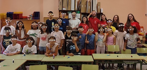 Los niños de las Colevacaciones de Torrejón de Ardoz hacen sus propias gafas para ver el eclipse de sol de forma segura gafas eclipse colevacaciones web