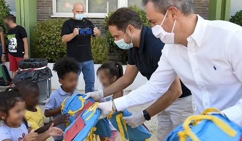 Un total de 550 menores de familias con pocos recursos económicos de Torrejón de Ardoz reciben un lote de material escolar mochilas caixabank